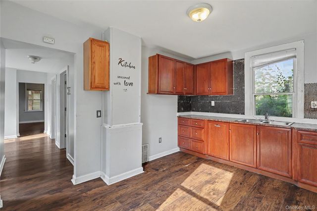 39 Spruce St, Poughkeepsie, NY 12601