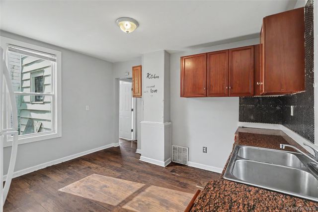 39 Spruce St, Poughkeepsie, NY 12601