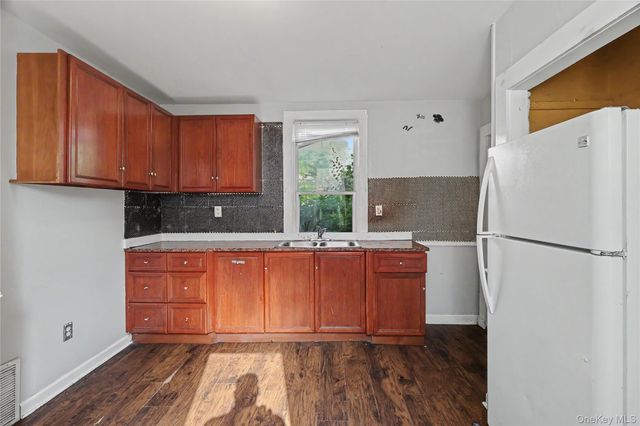 39 Spruce St, Poughkeepsie, NY 12601