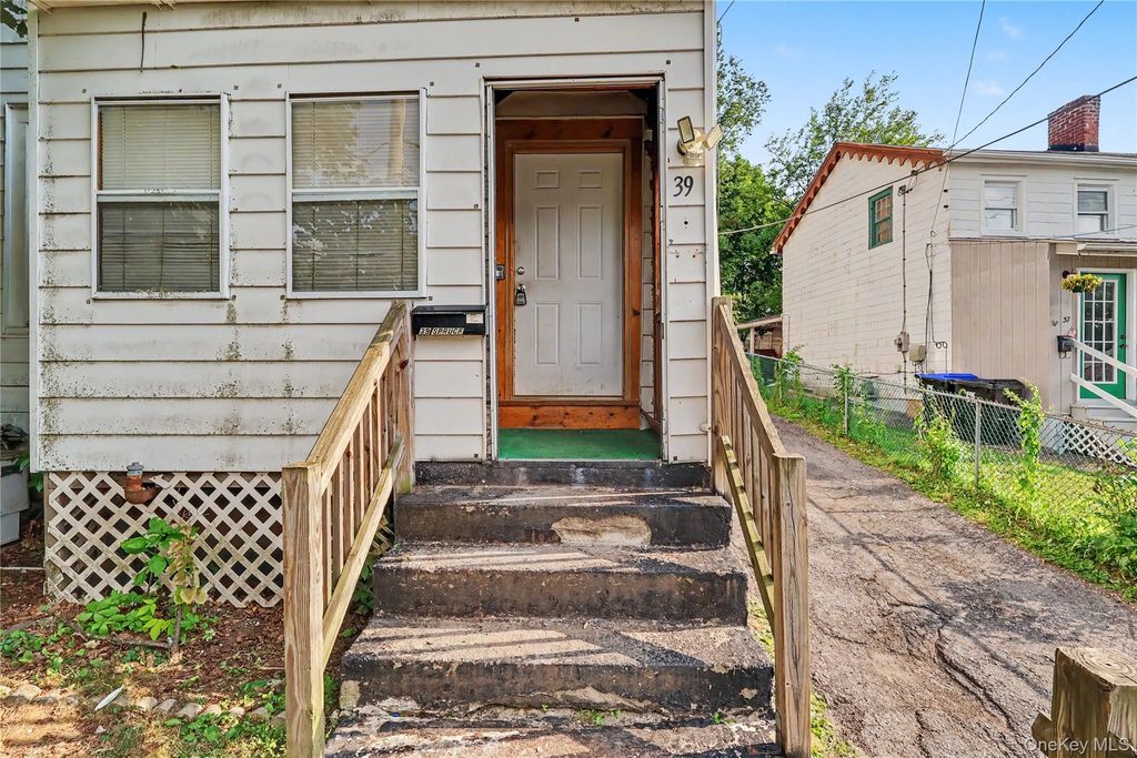 39 Spruce St, Poughkeepsie, NY 12601