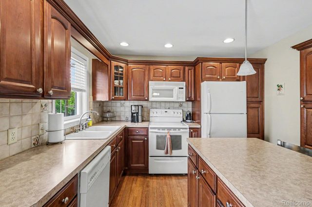 4497 Sunnymead Avenue, Burton, MI 48519