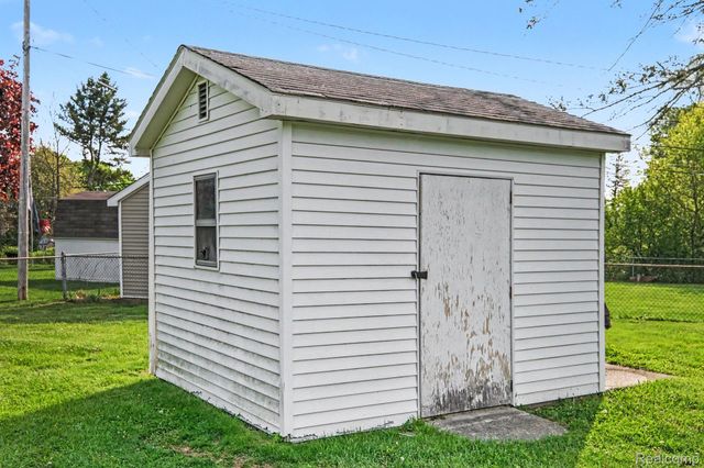 4497 Sunnymead Avenue, Burton, MI 48519