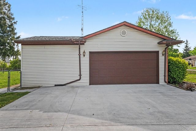 4497 Sunnymead Avenue, Burton, MI 48519