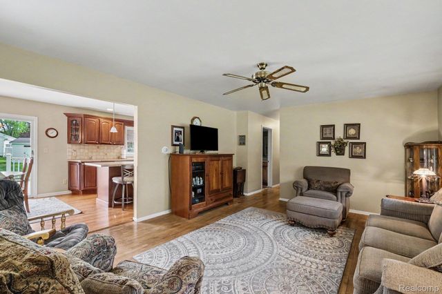 4497 Sunnymead Avenue, Burton, MI 48519