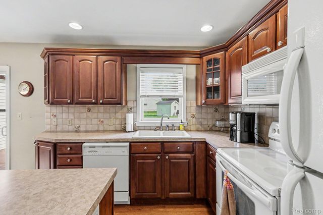 4497 Sunnymead Avenue, Burton, MI 48519