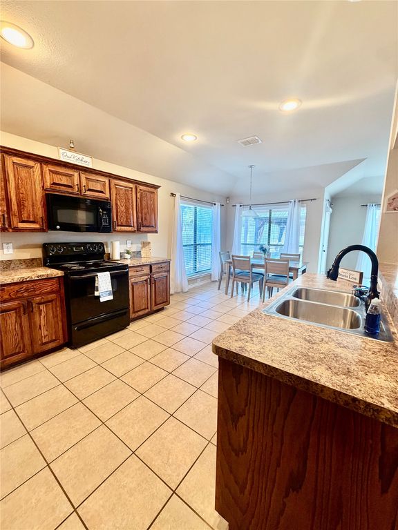 7028 Seton Hall Drive, Fort Worth, TX 76120 — photo 5