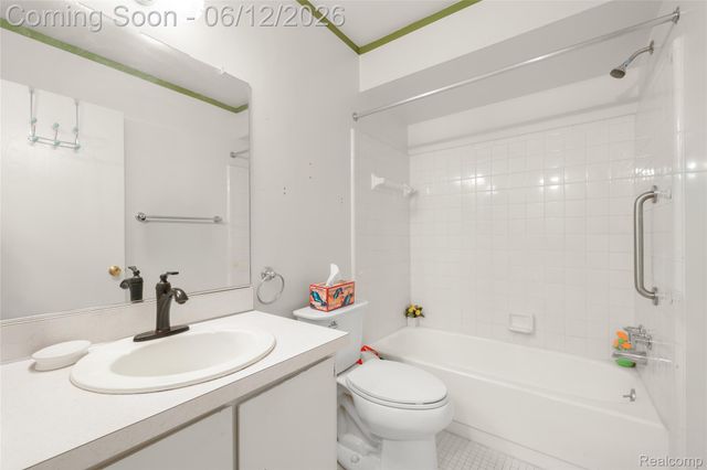 25204 Franklin Terrace, South Lyon, MI 48178