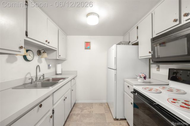 25204 Franklin Terrace, South Lyon, MI 48178