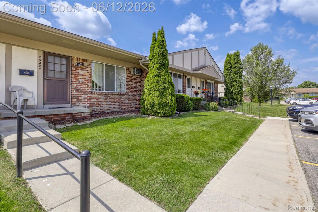 25204 Franklin Terrace, South Lyon, MI 48178