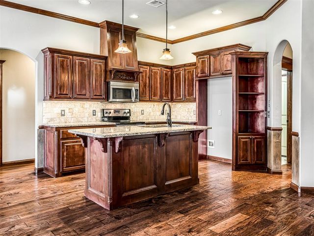 801 S Avery Drive, Moore, OK 73160