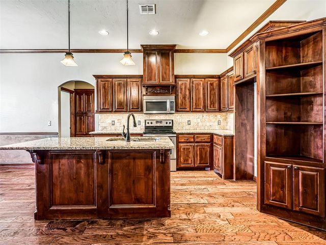 801 S Avery Drive, Moore, OK 73160