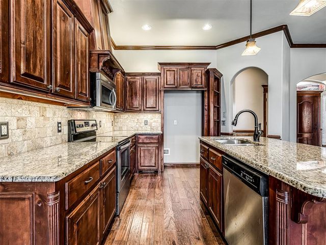 801 S Avery Drive, Moore, OK 73160