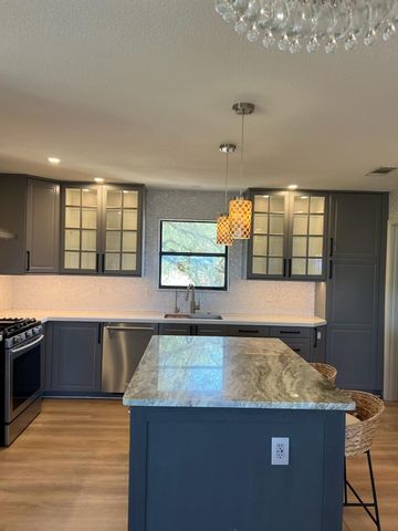 400 N Ronay DR, Spicewood, TX 78669