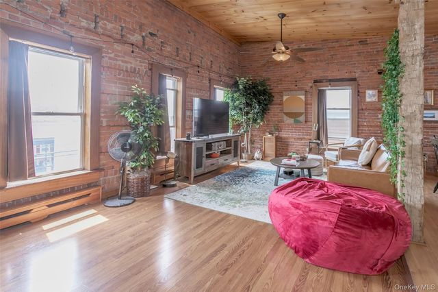 31 Main PH, Warwick, NY 10990