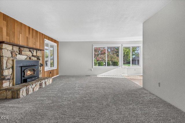 616 Hemlock Avenue, Central Point, OR 97502