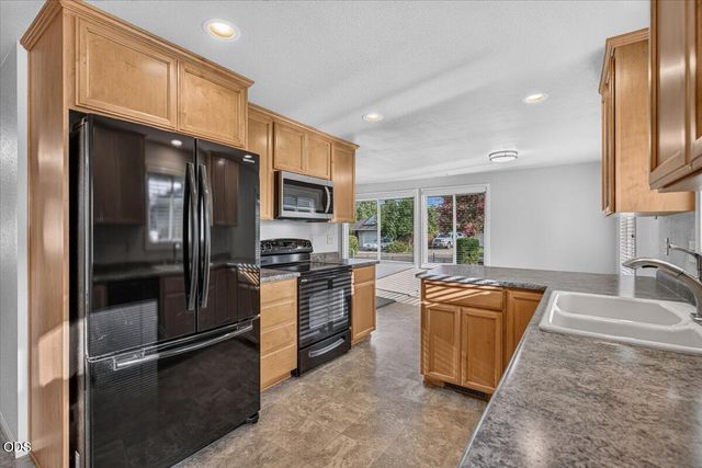 616 Hemlock Avenue, Central Point, OR 97502