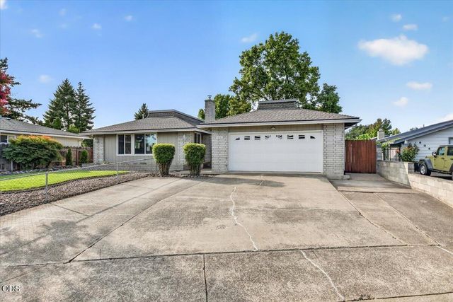 616 Hemlock Avenue, Central Point, OR 97502