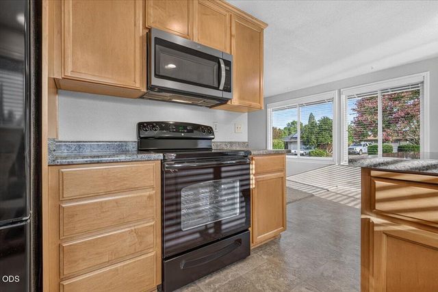 616 Hemlock Avenue, Central Point, OR 97502