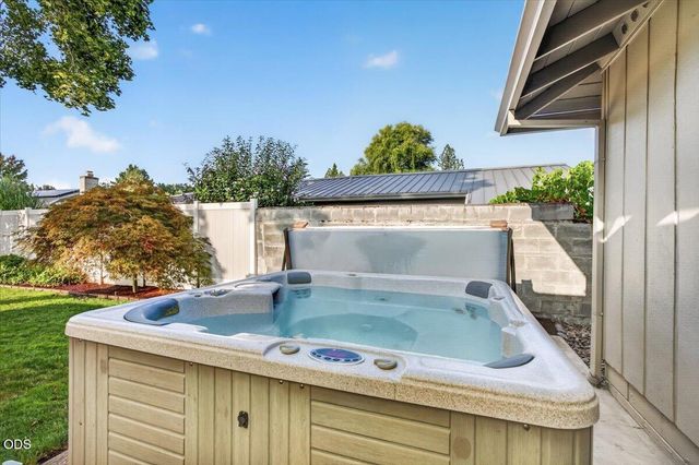 616 Hemlock Avenue, Central Point, OR 97502