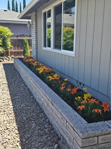 616 Hemlock Avenue, Central Point, OR 97502