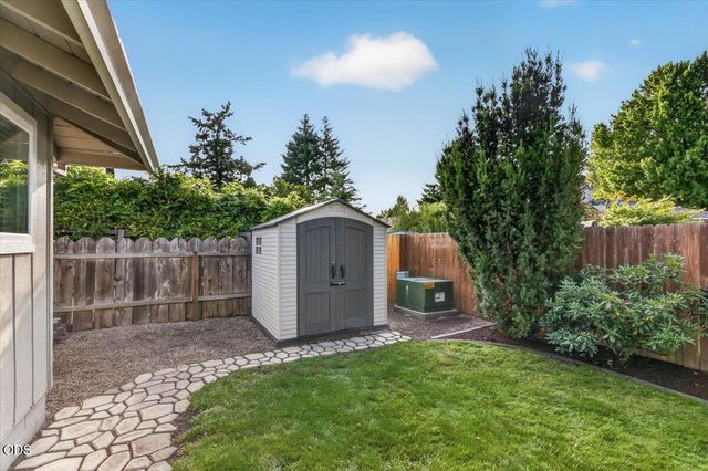 616 Hemlock Avenue, Central Point, OR 97502
