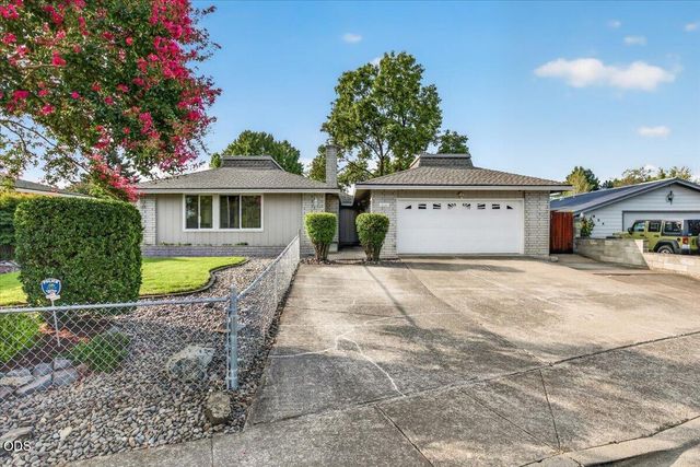 616 Hemlock Avenue, Central Point, OR 97502