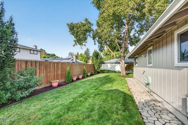 616 Hemlock Avenue, Central Point, OR 97502