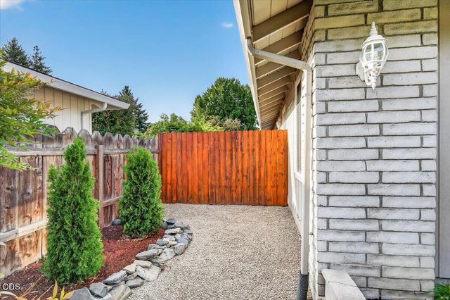 616 Hemlock Avenue, Central Point, OR 97502