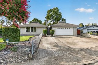 616 Hemlock Avenue, Central Point, OR 97502