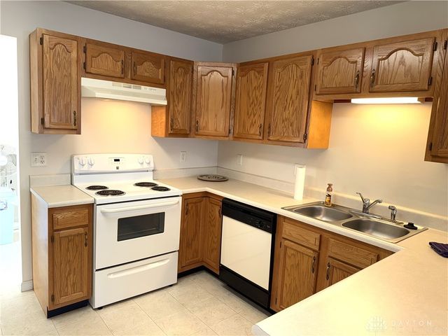 5000 Twin Lakes Circle, Englewood, OH 45315