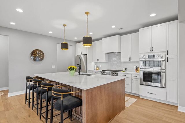 25460 Park Lane, Excelsior, MN 55331