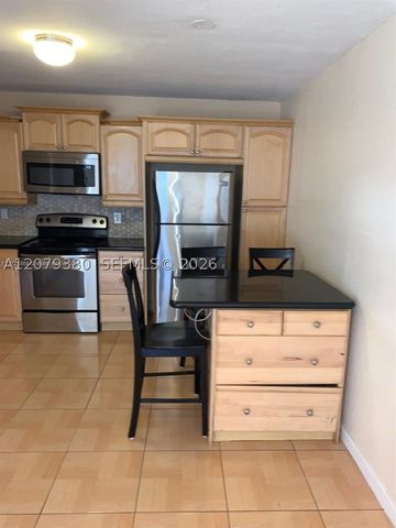 4524 SW 54th St 502-W, Dania Beach, FL 33314