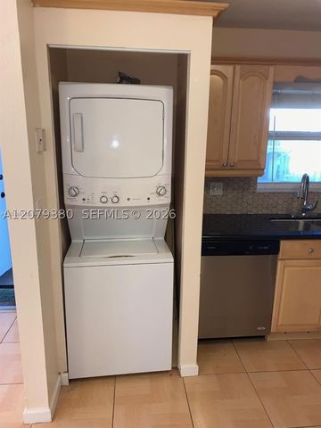 4524 SW 54th St 502-W, Dania Beach, FL 33314