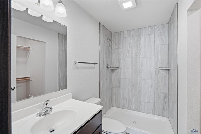 425 YELNER DR, Box Elder, SD 57719