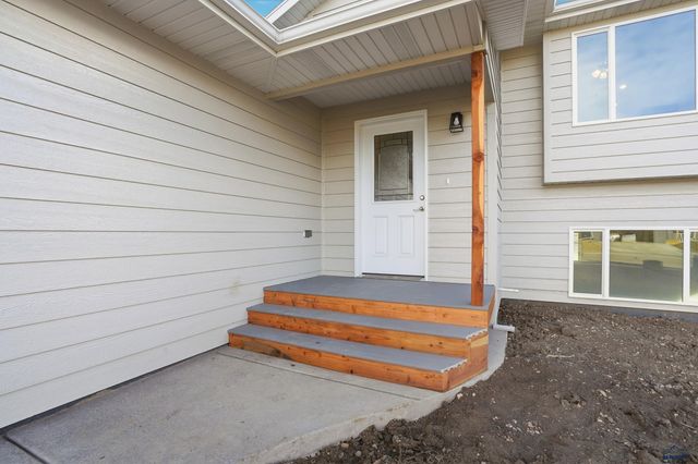 425 YELNER DR, Box Elder, SD 57719