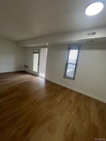 30475 W 14 Mile Road, Farmington, MI 48334