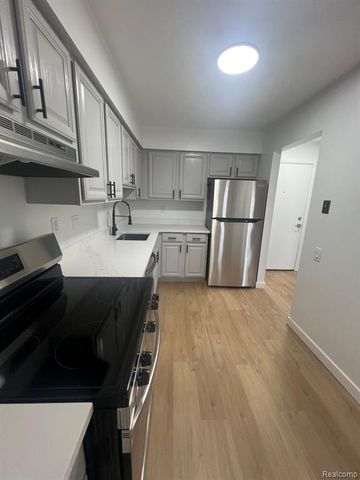 30475 W 14 Mile Road, Farmington, MI 48334