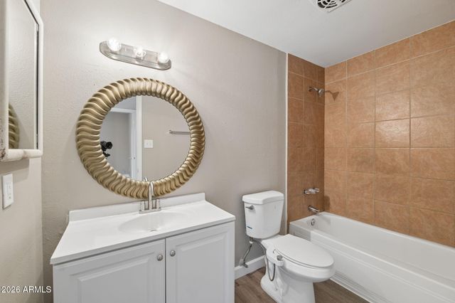 8050 W Weldon Avenue, Phoenix, AZ 85033