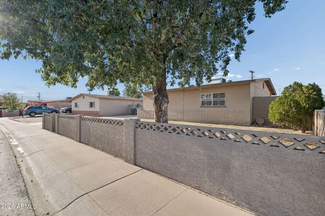 8050 W Weldon Avenue, Phoenix, AZ 85033