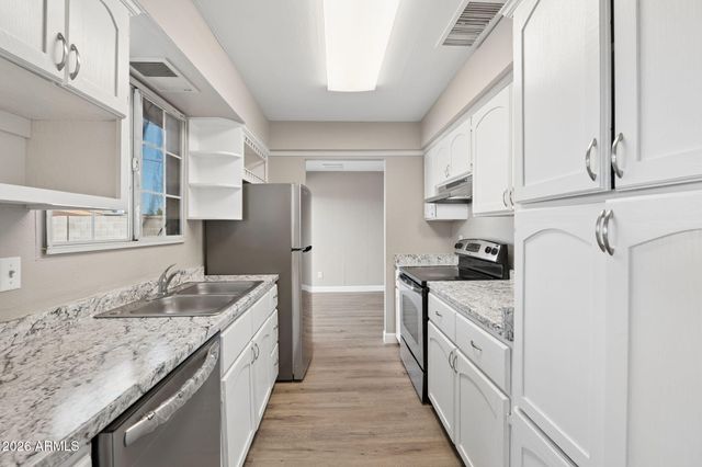 8050 W Weldon Avenue, Phoenix, AZ 85033