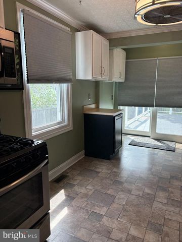8 PLATEAU RD, Baltimore, MD 21221
