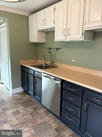 8 PLATEAU RD, Baltimore, MD 21221