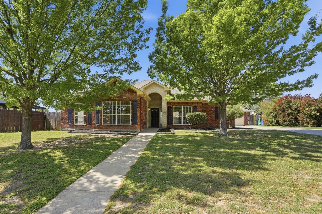 636 Whitetail Deer Lane, Crowley, TX 76036