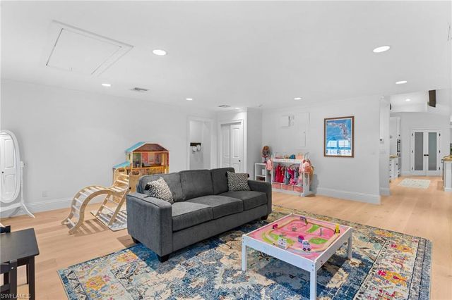 436 Corbel DR, Naples, FL 34110