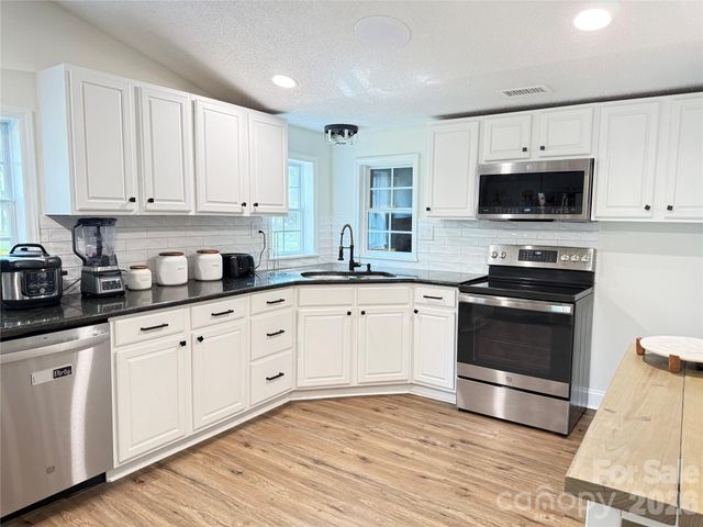 1442 Lee Pearson Road, Lenoir, NC 28645