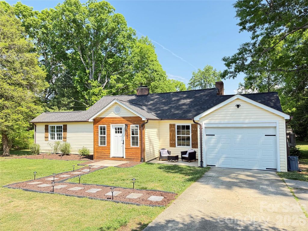 1442 Lee Pearson Road, Lenoir, NC 28645