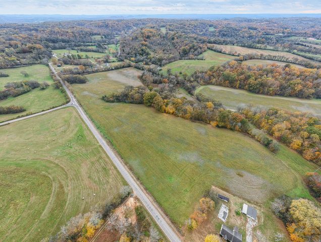 10 Craig Bridge Rd, Williamsport, TN 38487