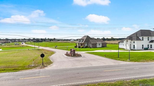 402 Harvest Ln, Port Allen, LA 70767