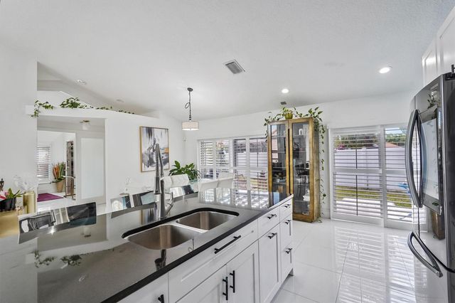 26 Dogwood Circle, Boynton Beach, FL 33436