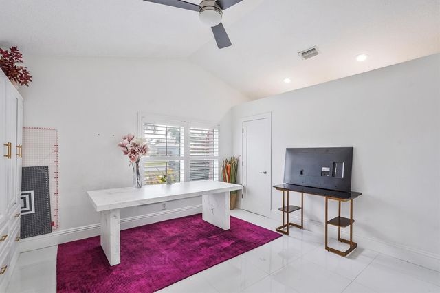 26 Dogwood Circle, Boynton Beach, FL 33436